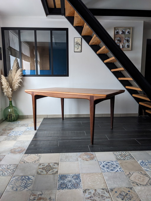 Mesa de diseño escandinavo vintage