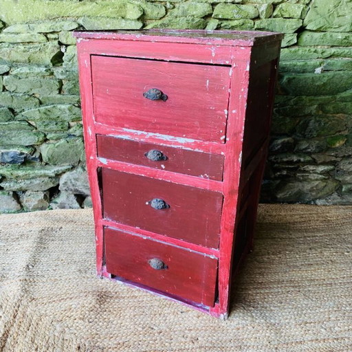 Atypical 4-drawer chest