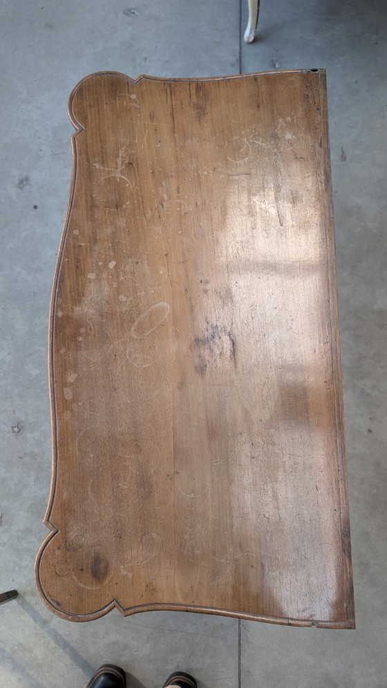 Image 1 of Tavolino a libro da gioco in noce con gambe sagomate e cassetto XVIII secole 