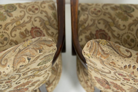 Image 1 of Een paar art deco fauteuils van gebogen hout met originele bloemenbekleding, circa jaren 1930.
