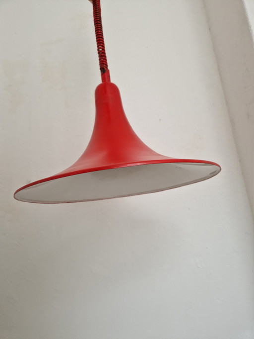 Mooie vintage hanglamp. Heksenhoed model.

Mooi boven een eettafel of andere plek natuurlijk.

Zie de foto's.

Prijs om te 
