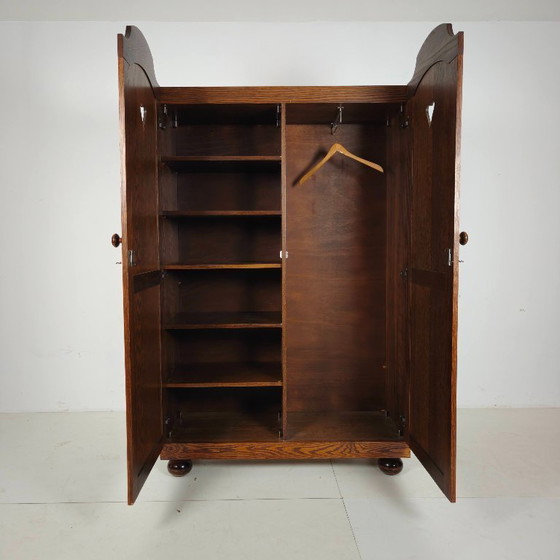 Ein Paar belgische Eichenschränke mit Herzmotiv, 20. Jahrhundert – Kleiderschränke, Wood (photo 13 of 15)