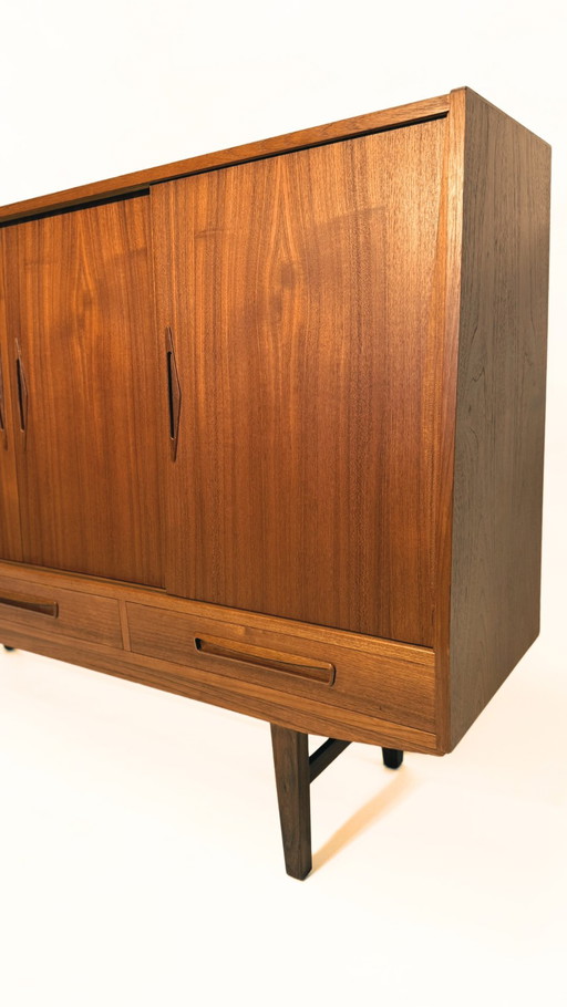 Restauriertes dänisches Highboard aus der Mitte des Jahrhunderts