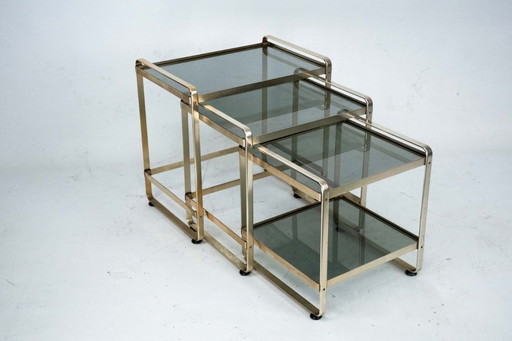 Ensemble de trois tables d'appoint gigognes en aluminium doré et verre – Italie, années 1970