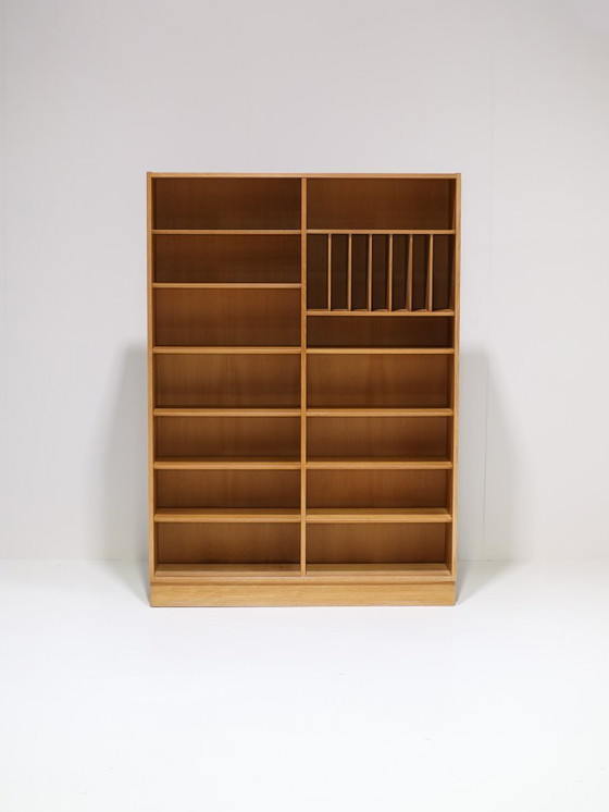 Image 1 of Libreria grande Hundevad in rovere, mobiletto porta LP, vintage danese