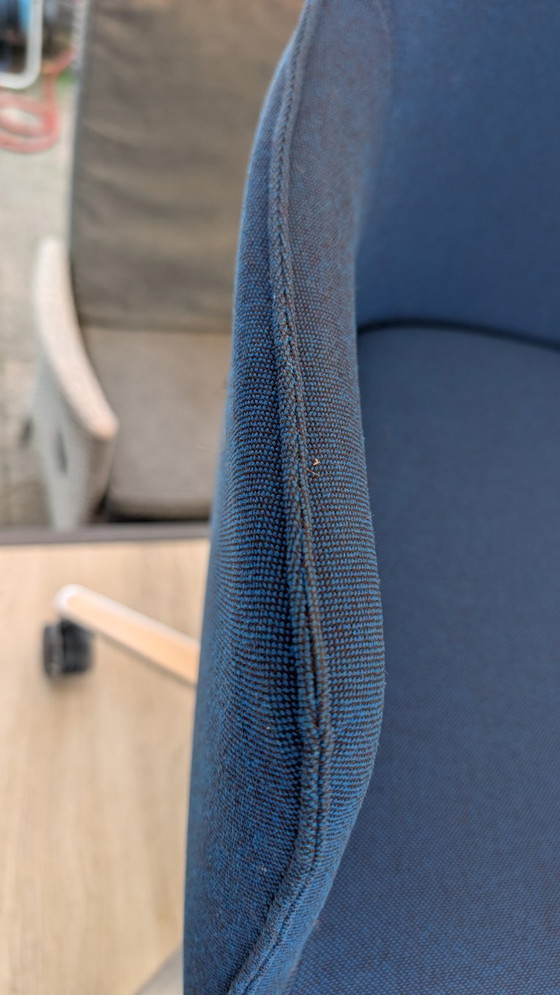 Image 1 of Vitra Softshell office chair Plano Blue/Coconut