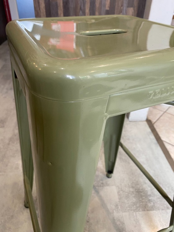 Image 1 of Taburete alto industrial Tolix H75 apilable, color verde oliva.