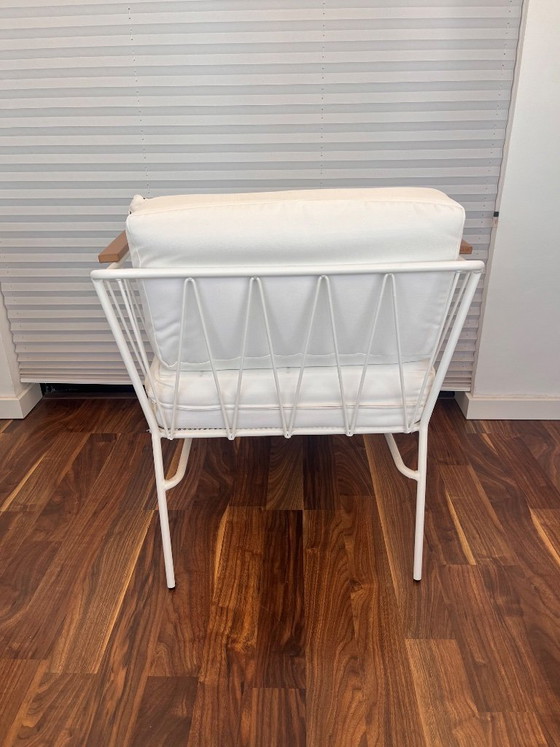 Image 1 of Weißer Sessel mit Metallgestell und Armlehnen aus Holz