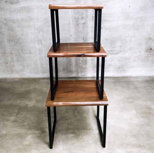 Industrielles Beistelltisch-Set – massives Akazienholz & schweres Stahlgestell | Niederlande | 1980er Jahre (photo 2 of 14)
