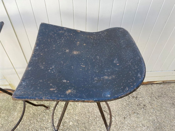 Image 1 of Paar industriële metalen draaibare barkrukken uit de jaren 50