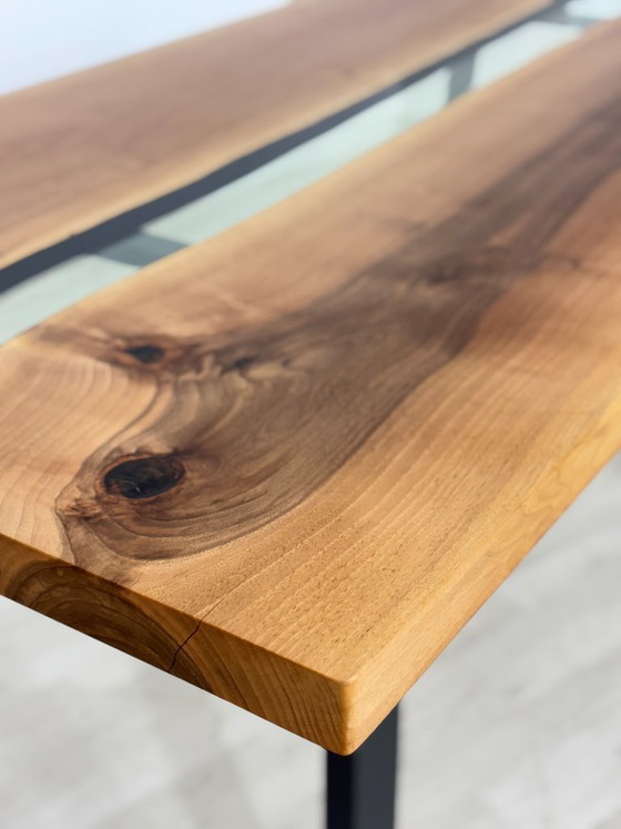 Image 1 of Eettafel van epoxyhars / eettafel / vergadertafel, massief walnoothout / 180 cm breed