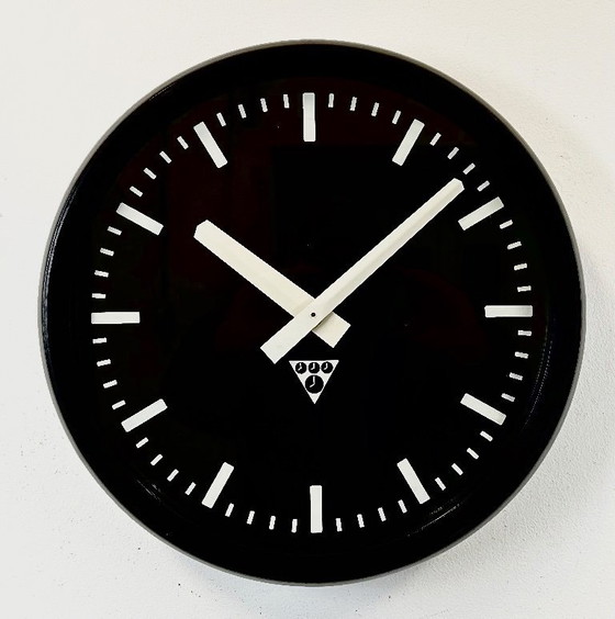 Image 1 of Orologio da parete industriale in bachelite di Pragotron, anni '70