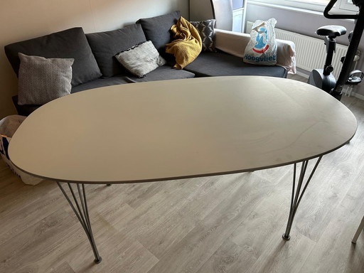 Fritz Hansen Superellips door Piet Hein en Bruno Mathsson