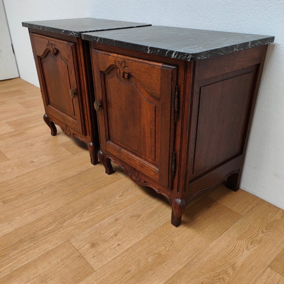Image 1 of Tavolini da comodino vintage e antichi con piano in marmo