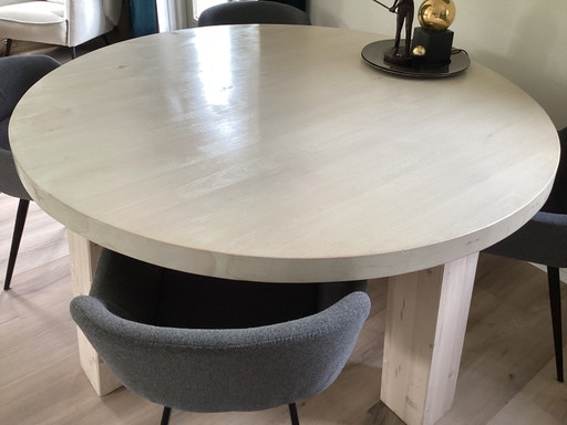 Robust round dining table