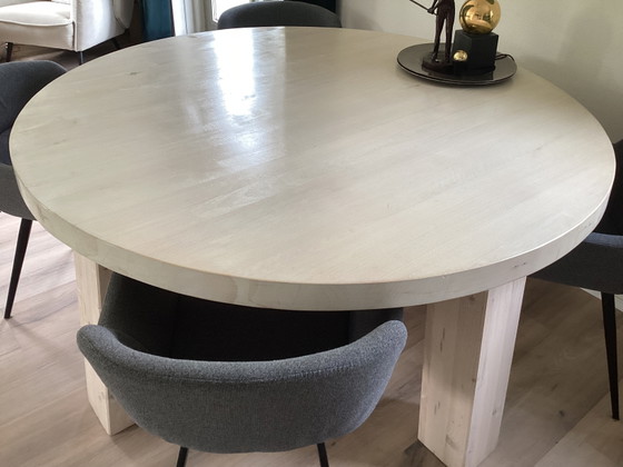 Image 1 of Robust round dining table