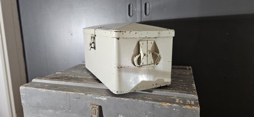 Vecchia scatola di trasporto in metallo