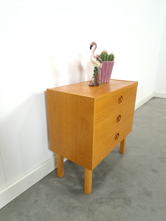 Image 1 of Commode en placage avec poignées rondes de Suède