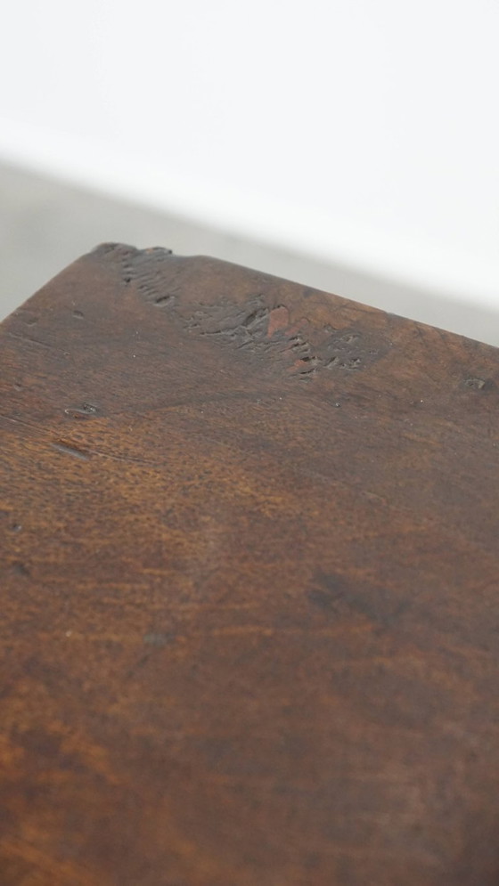 Image 1 of Cómoda inglesa antigua del siglo XVIII fabricada en roble con 5 cajones.