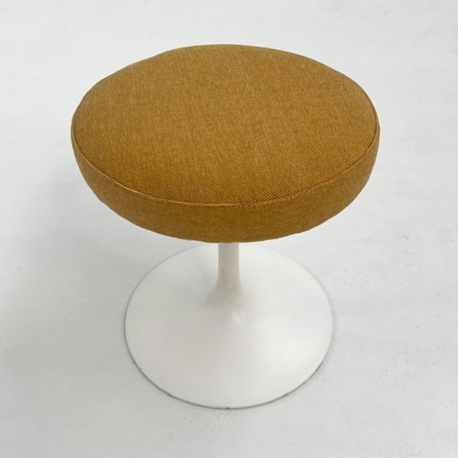 Mosterdkleurige draaibare tulpkruk van Eero Saarinen voor Knoll, jaren 70.