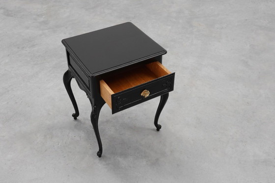 Image 1 of Coppia di comodini in stile Luigi XV in rovere laccato nero, Francia, anni '50