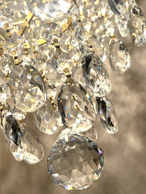 Image 1 of Lampadario di cristallo con struttura dorata a goccia sfaccettata