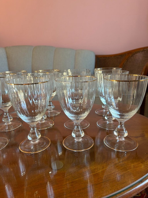 Superbe et rare série complète de 15 verres à vin anciens en verre moulé à cannelures relief, soulignés d'un délicat liseré doré