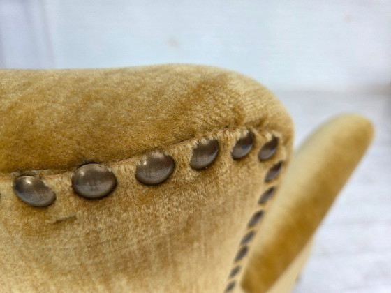 Image 1 of Fauteuil danois des années 1960, velours d'ameublement jaune miel, état d'origine.