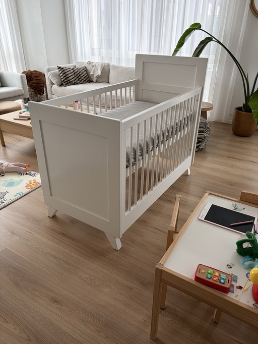 Culla per bambini dipinta a mano, bianca lucida