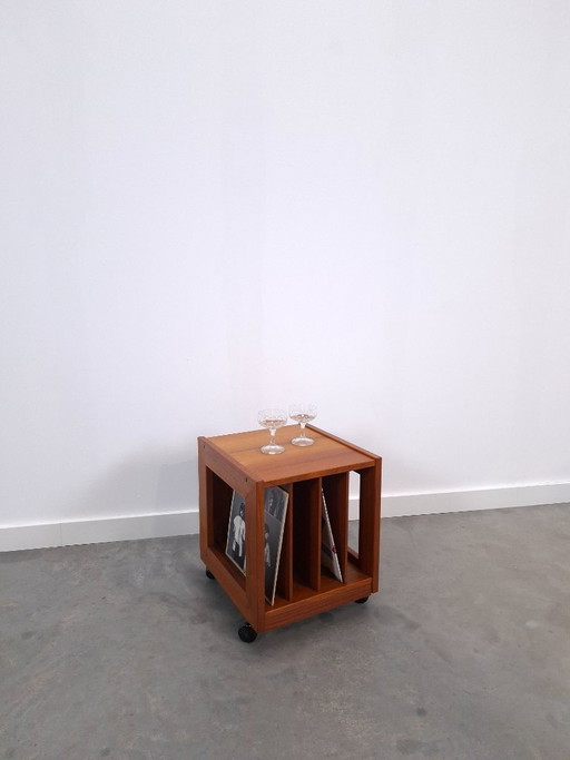 Mobiletto in teak per giradischi su ruote, tavolino, comodino, mobiletto 1 – bijzettafels, Wood, Plastic, Vintage