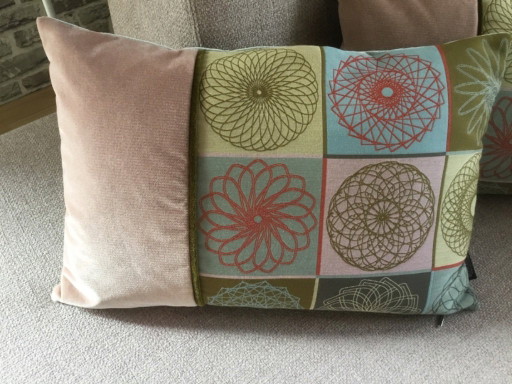 Set van 2 kussens van onbewerkt leer Spiro Cube Edward van Vliet 40x60cm roze blauw geel fluweel