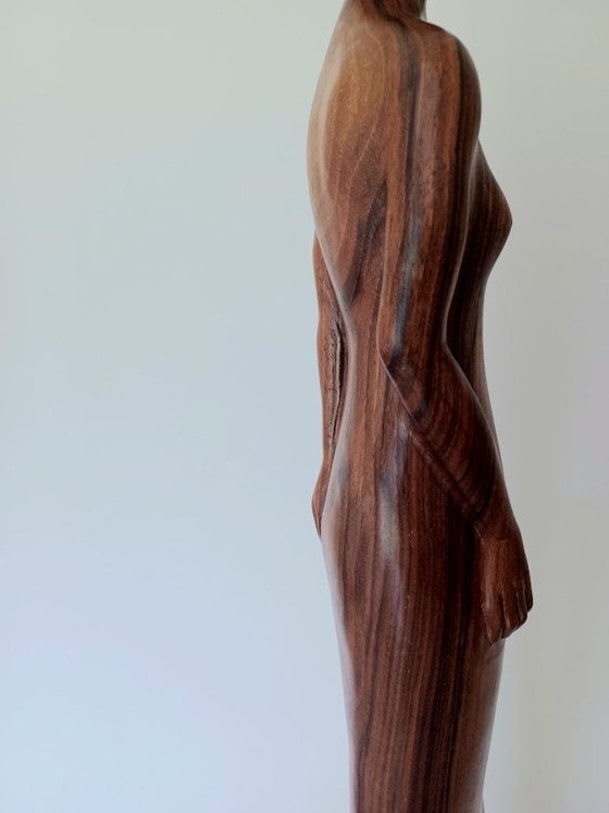 Image 1 of Sculpture en bois sculptée à la main, empreinte de sérénité – œuvre d'atelier moderniste – socle en marbre – 65 cm