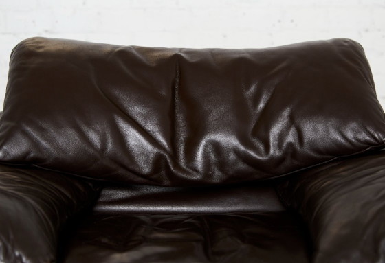Image 1 of Maralunga-Loungesessel und passender Hocker aus Leder von Vico Magistretti für Cassina, 1980er Jahre, 2er-Set