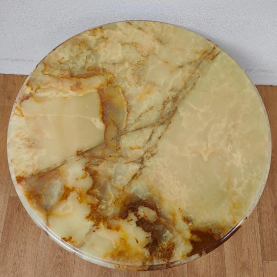 Table basse ronde de style Régence, en laiton avec plateau en marbre onyx. – Tables basses, Marble, Brass (photo 8 of 10)