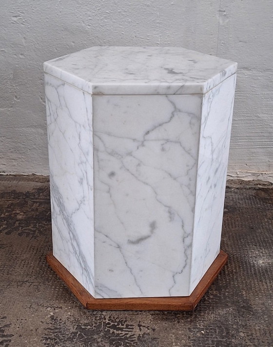 Italienischer sechseckiger Monolith-Beistelltisch/Sockel aus Carrara-Marmor – Beistelltische, Marble (photo 15 of 15)
