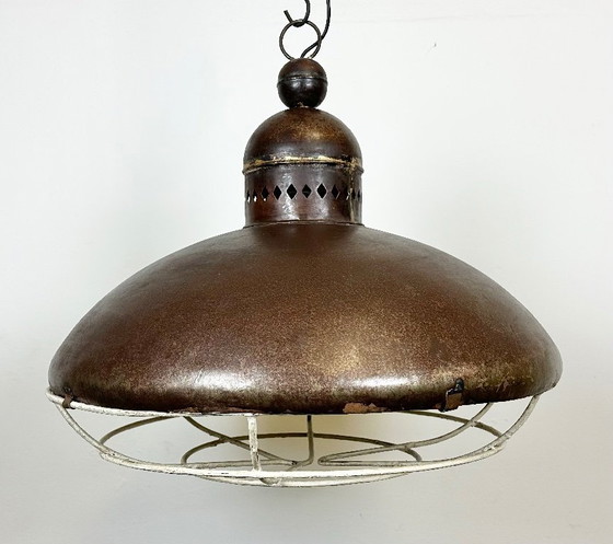 Image 1 of Grande lampe industrielle brune à grille en fer, années 1960