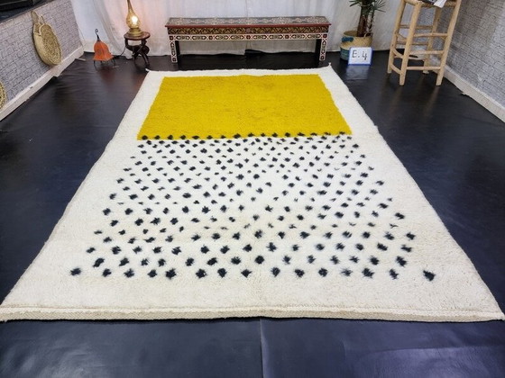Image 1 of Tappeto berbero marocchino tradizionale, fatto a mano, di colore giallo, 150/250 cm.