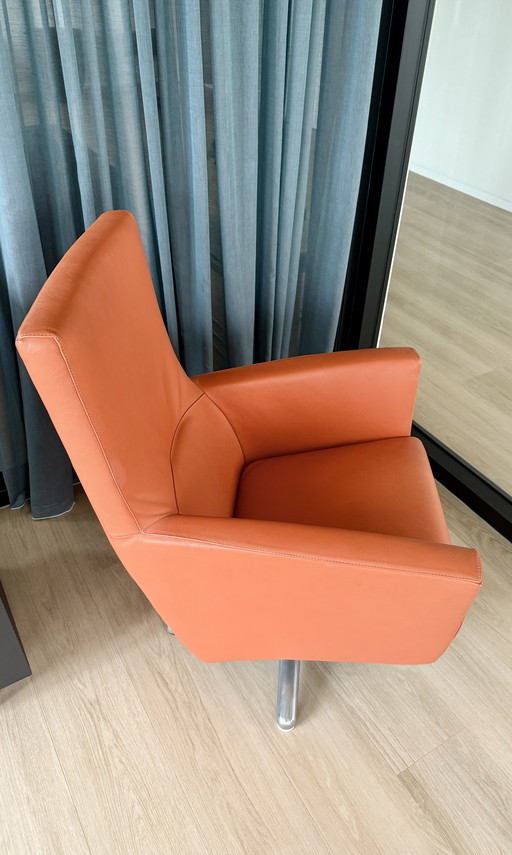 Fauteuil pivotant orange en cuir