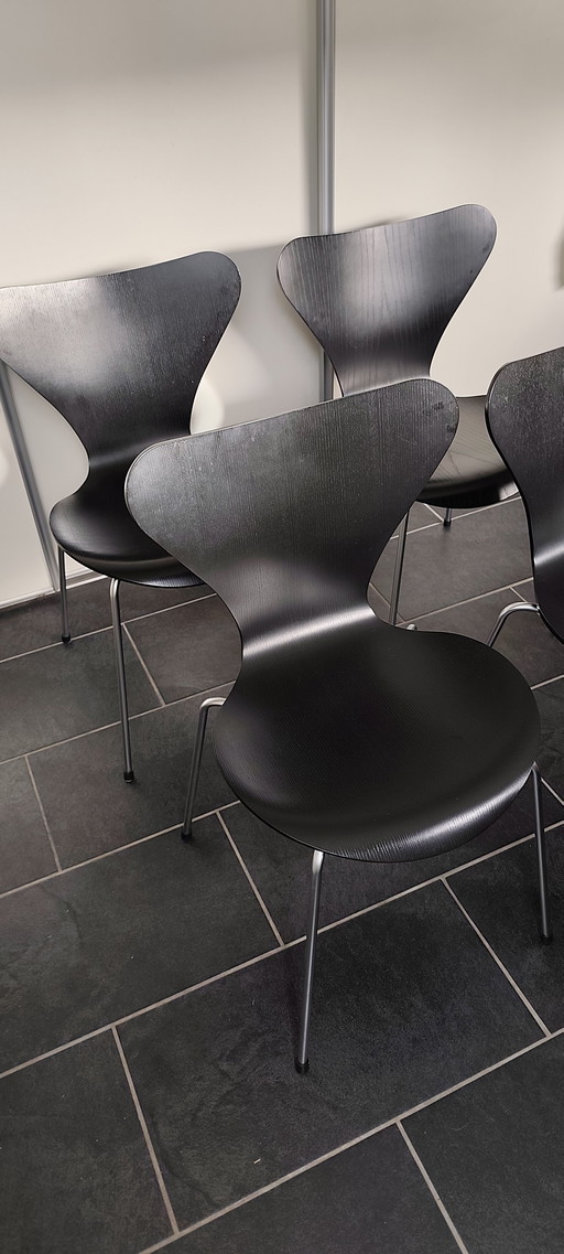 4 chaises Butterfly d'Arne Jacobsen, modèle 3107, noir azur