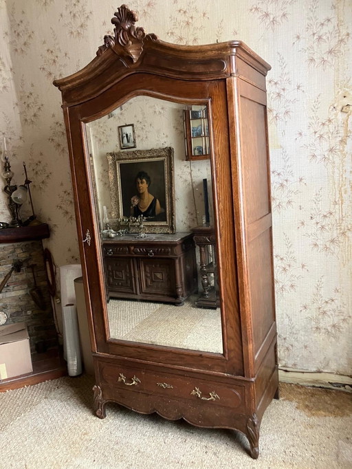 Antiker Holzschrank mit Spiegel