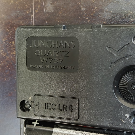 Image 1 of Unieke grote handgemaakte metalen wandklok – iriserende gepatineerde afwerking – Junghans kwarts – 40 cm