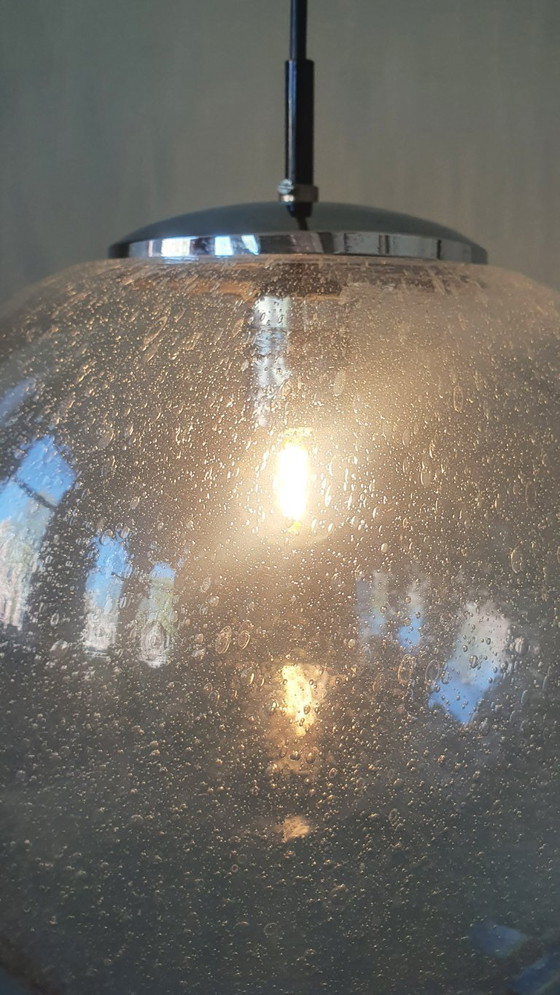 Image 1 of Grande lampe globe vintage du milieu du siècle / lampe suspendue avec bulles d'air fermées (30 cm).
