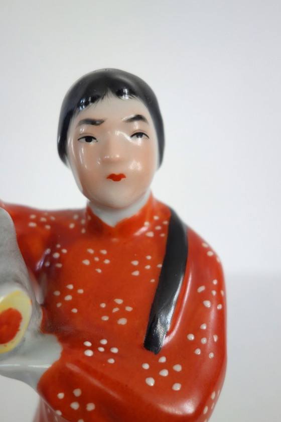 Image 1 of Estatua femenina de porcelana china con forma de galleta - Revolución Cultural n.° 9
