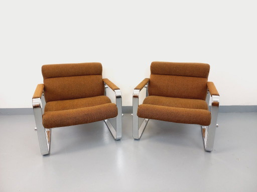 Een paar vintage Eero Aarnio fauteuils voor Framac, uitgevoerd in stof en chroom, uit de jaren 60 en 70.