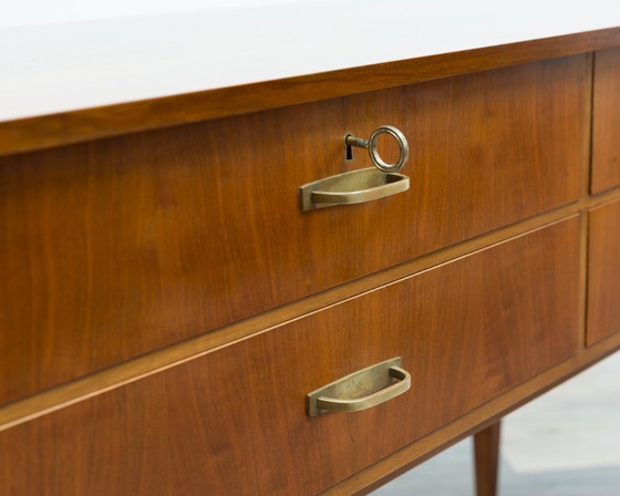 Image 1 of Dressoir/ladekast uit de jaren 50, gemaakt van walnoothout. In uitstekende originele staat.