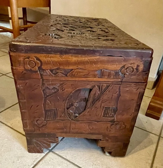 Image 1 of Grande baule antico asiatico in legno intagliato