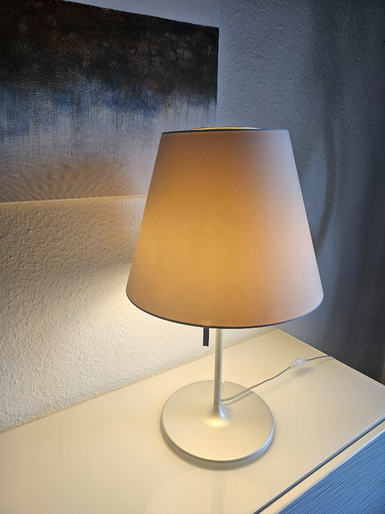 Artemide Melampo Tavolo – Large designer table lamp (Design: Adrien Gardère) – Aluminium, Cotton (photo 11 of 15)
