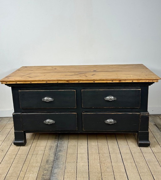 Lage ladekast van vurenhout met een donkergrijze patina, begin 20e eeuw