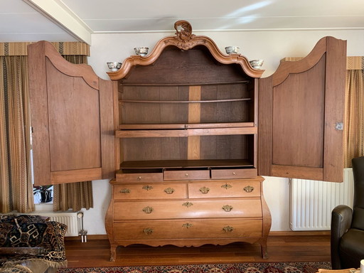 Schöner geschwungener Eichenschrank