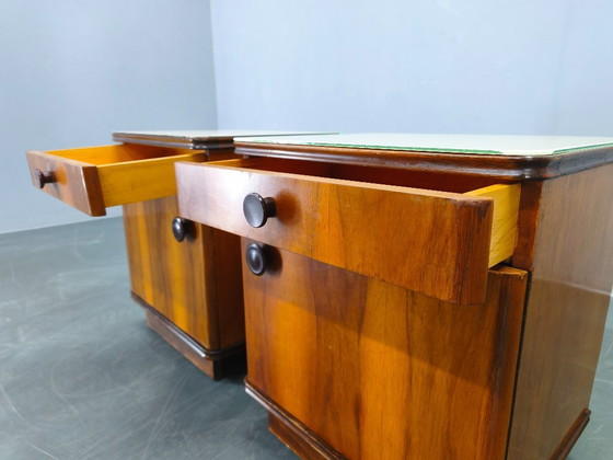 Image 1 of Een paar notenhouten nachtkastjes met glazen blad uit het midden van de 20e eeuw, jaren 1950.